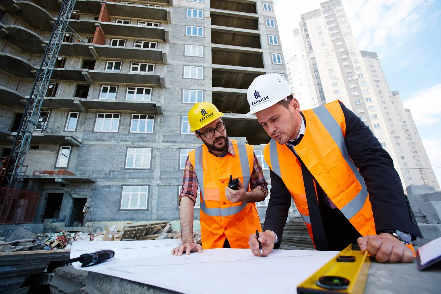 Equipe técnica analisando o projeto em canteiro de obras
